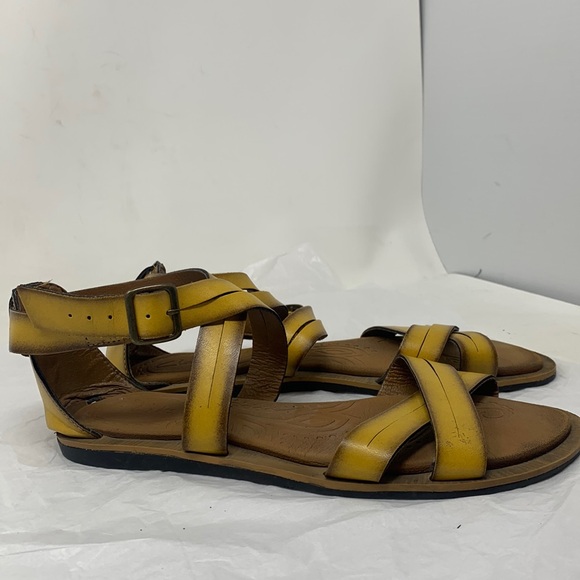 Clarks yellow faux leather strappy flat sandals size 7.5 boho minimalist - Picture 1 of 7